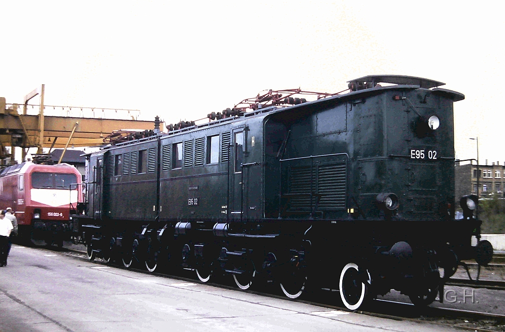 E95_02_Ga-Halle_25.04.1992.01(2).JPG - Aus Anlass 25. Jahre S-Bahnbetrieb in Halle gab es auf der GA (Güterabfertigung) Halle eine Fahzeugschau am 25. April 1992. Im Bild ist die E 95 002 eine in Halle im  Bw Halle P abgestellte Lok.