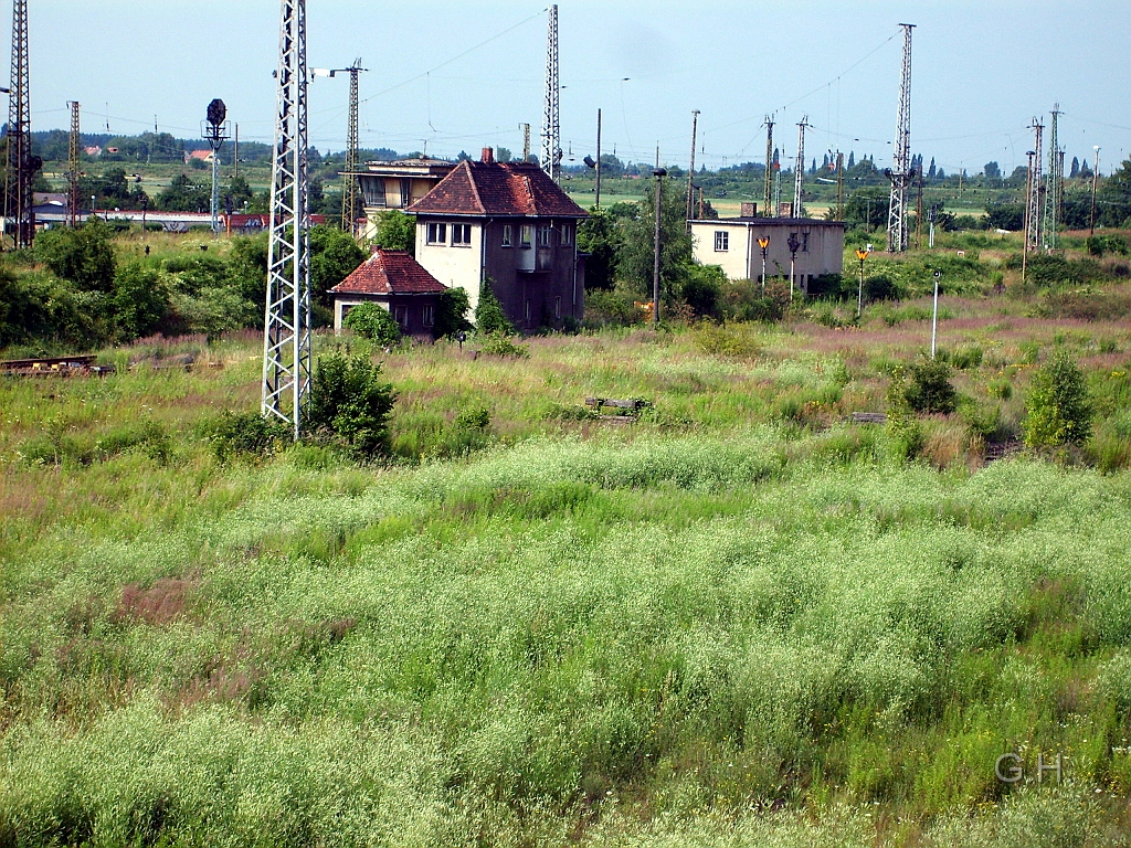 Gbh_Stellwerke_Hg4.009(2).JPG - Hier wo man heute grüne Landschaft ist lagen frühen Gleis an Gleis, Aufgenommen am 4. Juli 2009. Das Stellwerk gehörte zum Güterbahnhof Halle. Die früher vorhanden Gleise gehörten zum Ablaufberg "Süd". Das hinter den Stellwerk sichtbare Stellwerk  gehörte zum heute noch genutzten Ablaufberg "Nord" wird aber auch schon lange nicht mehr genutzt.