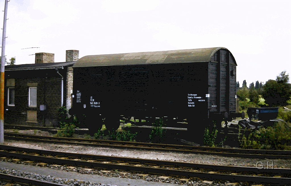 Geraetewagen_2.achser_Bm-Halle-Trotha_1992.01(2).JPG - In Halle-Trotha im Jahr 1992 auf den Anschlussgleis der Bm (Bahnmeisterei) Halle, Außenstelle Trotha, ein Gerätewagen der SFM (Signal- u. Fernmeldemeisterei).