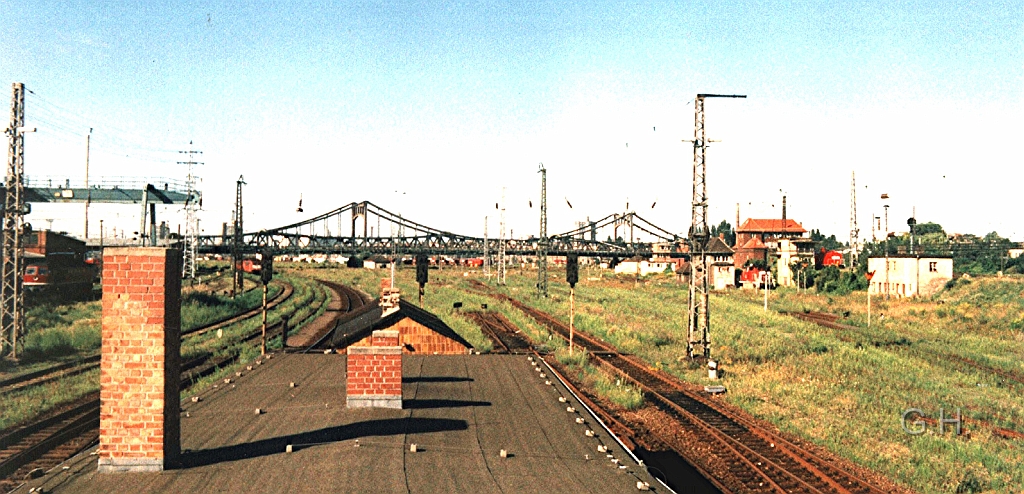 Halle_Berliner_Bruecke.12.jpg - Im Jahr 1998 die gute alte Berliner Brücke welche durch ein Neubau ersetzt wurde und im Jahr 2006 komplett abgerissen wurde. Diese Aufnahme habe ich vom Stellwerk Hg 3 aus gemacht. Wie auch zu sehen ist sind viele Gleise vom Güterbahnhof schon ungenutzt und überwuchert. Der Ablaufberg Süd ist schon länger nicht mehr in Betrieb. Nur der Nordberg ist noch in Betrieb. In der rechten Bildhälfte ist das große Brückenstellwerk "Ablaufstellwerk" Hg 5. vom Nordberg zu sehen. Links daneben sieht man eine rote Rangierlok (DB V60) und daneben das Stellwerk Hg 4.