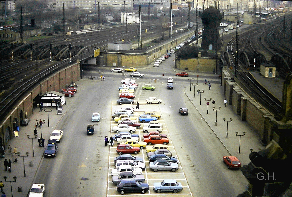 Hbf-Halle-blick_Vorplatz.1992.01(2).JPG - Der Bahnhofsvorplatz im Jahr 1992. Noch mit den alten Eisenbahnbrücken über die Delitzscher Straße. Im Gegensatz zu heute hat sich da einiges verändert. Wie z. B. die Erweiterung des Fußgängertunnels links für die Straßenbahn die dann über den Vorplatz fahren und auf der anderen Seite im Tunnel verschwinden, sowie die Sanierung des Wasserturms.