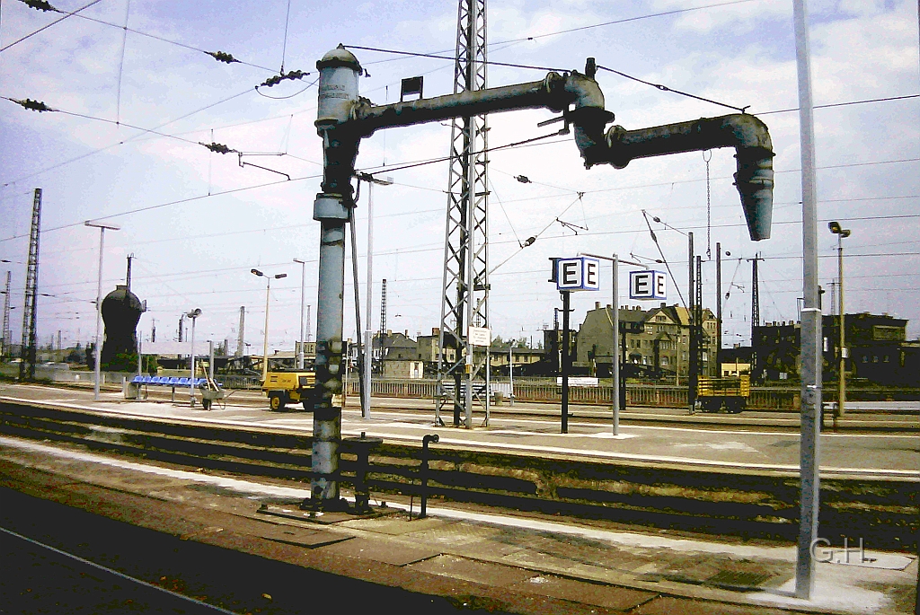 Hbf_Halle_Wasserkran_1992.01(2).JPG - Der Wasserkran auf den Gepäckbahnsteig zwischen den damaligen S-Bahngleis und den Gleis 1. im Jahr 1992. Er steht übrigens auch heute noch und hat auch neue Farbe erhalten.