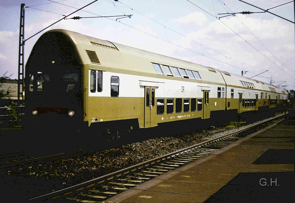 S-Bahn_Wendezug_Hp-Rosengarten_1992.01(2).JPG - S-Bahn-Zug vom Hbf Halle kommend bei der Einfahrt am S-Bahn-Hp Rosengarten im Jahr 1992.