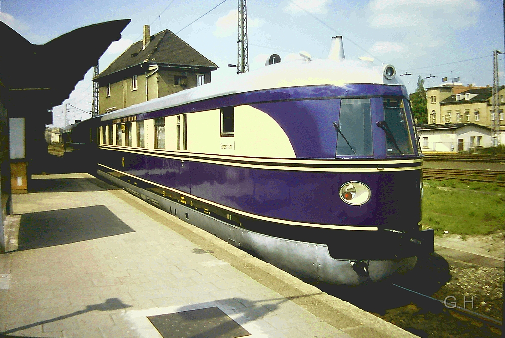 SVT137_225_Hbf-Halle_Bahnsteig_12_21.11.1993.03(2).JPG - Der SVT 137 225 nach seiner Aufarbeitung in Halle Hbf am Bahnsteig 12. am 21.11.1993. An diesen Tag hatte das Bw Halle P offen und es gab Sonderfahrten vom Bahnsteig 12 über den Semmerring, Fernbahn-Ausfahrt in Richtung Halle-Trotha (Wernigerode) mit Abzweig Güterzugumfahrung als Verbindung auf das S-Bahngleis zwischen Steintorbrücke und Dessauer Brücke in Richtung Hbf, über den S-Bahn Haltepunkt Steintorbrücke bis zum Gleis 1. der Hbf und dann wieder zurück.