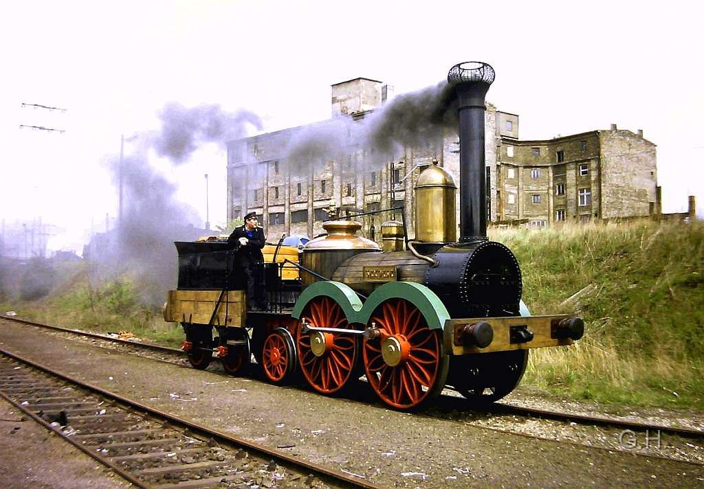 Saxonia_Ga-Halle_25.04.1992.02(2).JPG - Aus Anlass 25. Jahre S-Bahnbetrieb in Halle gab es auf der GA (Güterabfertigung) Halle eine Fahzeugschau am 25. April 1992. Natürlich war auch die Saxonia aus Leipzig zur Ausstellung da und wurde auch für Führerstandsmitfahrten für die Besucher genutzt.