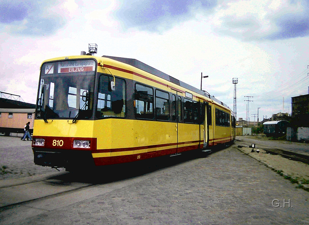 TW810_Karlsruher-StadtbahnMehrsystem_25.04.1992.01(2).JPG - Aus Anlass 25. Jahre S-Bahnbetrieb in Halle gab es auf der GA (Güterabfertigung) Halle eine Fahzeugschau am 25. April 1992. Im Bild der neue Zweisystenstraßenbahnwagen  Nr. 810 aus Karlsruhe. Zur Erinnerung mit diese Fahrzeuge haben die elektrische Ausrüstung und Zulassung für die städische Straßenbahn und auch für die "normale" Eisenbahn.