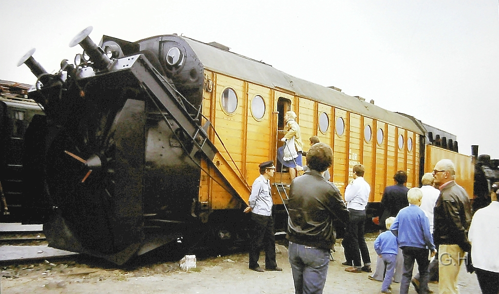 dampfschneeschleuder_ga-halle-sep.1985.01(2).jpg - "Fahrzeugschau der Reichsbahndirektion Halle, 12. bis 15. September 1985, Dienstort Halle, Güterabfertigung Halle, Ladestraße" so war der offizielle Titel für diese Ausstellung. Die damals in Halle Beheimatetet Dampfschneeschleuder mit ihrer damals typischen Farbgebung als Arbeitsgerät.