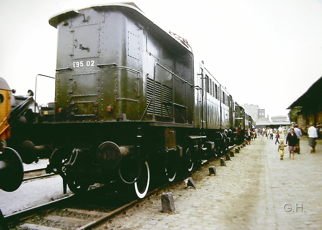 e95-03_ga-halle_sep.1985.03(2).jpg - "Fahrzeugschau der Reichsbahndirektion Halle, 12. bis 15. September 1985, Dienstort Halle, Güterabfertigung Halle, Ladestraße" so war der offizielle Titel für diese Ausstellung. Die E95 02 war auch schon damals als ehemaliger "Trafo" eins der wenigen nicht betriebsfähigen Ausstellungsstücke.