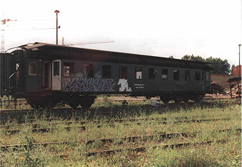 halle_thuer.bhf.01.jpg - Halle auf den Gelände des ehemaliger Thüringer Bahnhof ist man noch im Juli 1997 dabei diesen und alle andere Wagen vom Bauzug der RBD Halle zu verschrotten. Diese Wagen standen Jahrelang am Hauptbahnhof Halle. Bitte nicht wundern diese Wagen hatten zusätzlich noch ein Dach aus Wellblech erhalten. Heute ist auf diesen Gelände die Parkanlage "Thüringer Bahnhof". In diser ist auch Teile der alten Bahnanlagen erhalten geblieben. Es wurden auch verschiedene Möglichkeiten für eine sportliche Betätigung geschaffen.Im übrigen diente früher der Thüringer Bahnhof als Übergabestelle zur Halle-Hettstedter Eisenbahn. Wobei dabei nur Güterverkehr und kein Peronenverkehr stattfand. Auch gab es hier eine Verladerampe für Cullemeierfahrzeuge. Nach 1990 erfolgte die Stlllegung da alle Beriebe die ein Gleisanschluss hatten geschlossen haben oder diesen nicht mehr benötigten.