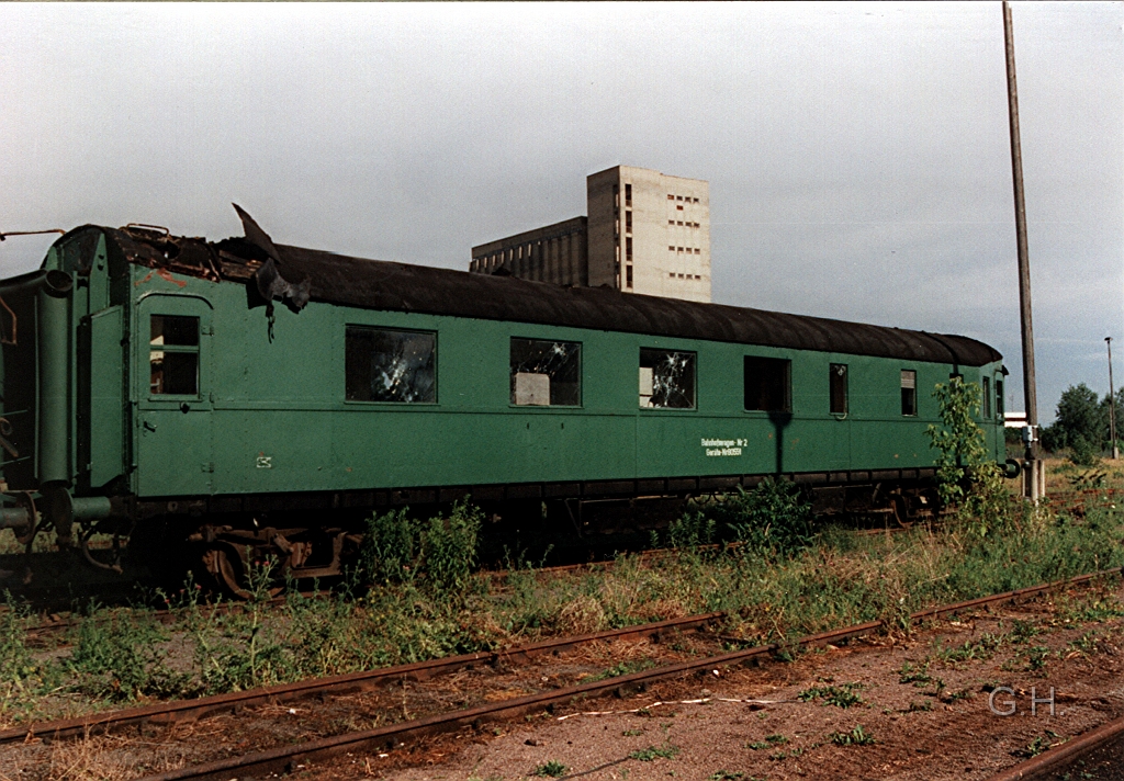 halle_thuer.bhf.02.jpg - Halle auf den Gelände des ehemaligen Thüringer Bahnhof ist man noch im Juli 1997 dabei diesen und alle andere restlichen Wagen vom Bauzug der RBD Halle zu verschrotten. Diese Wagen standen Jahrelang am Hauptbahnhof Halle.  Heute ist auf diesen Gelände die Parkanlage "Thüringer Bahnhof".