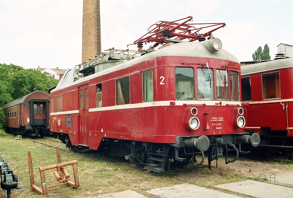 ort_5.7.08_BwP_halle.001.jpg - Der ORT 708 006 der ehmaligen STM (Starkstrommeisterei) der DR für Fahrleitungsreperaturen und deren Wartung. Dieser 2. Achser wurden, wie auch an den Keks zu sehen ist, auch noch von der DB übernommen und auch eingesetzt. Wobei auch die DR schon die 4. achsigen Nachfolger im Einsatz hatte und daher dieser und auch andere 2. Achser diser Bauart nicht mehr in Berieb sind.