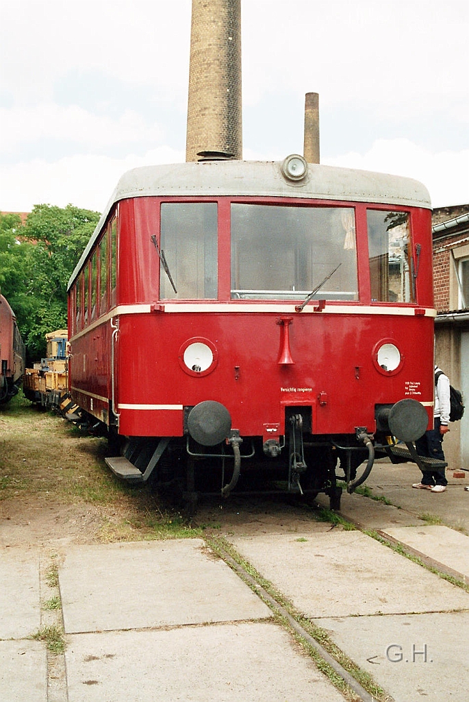 vt137_5.7.08_BwP_halle.jpg - Der VT 137 013 mit seiner letzten Bezeichnung bei der DR als 186 258 war bis zur Auflösung der RBD Halle, durch die Gründung der DB AG, beim Bw Halle P und auch als Präsidäntentriebwagen bekannt.