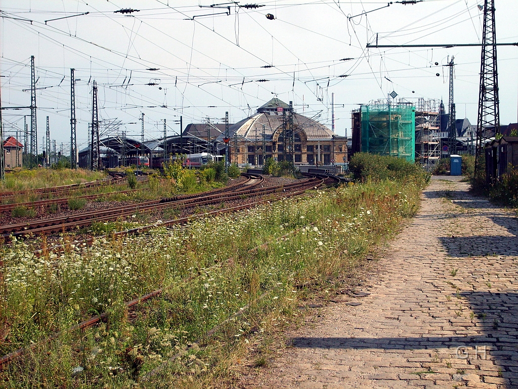 wasserturm-Bahnhof004.JPG - Am 31.08.2008 Blick auf den Hbf Halle / Saale mit den Bahnsteigen 7. bis 12.. Wobei der Bahnsteig 11. / 12. keinerlei Überdachung besitzt.  Dieser Bahnsteig wurde als letzte Erweiterung noch kurz vor oder während des 2. Weltkrieges gebaut. Aus Rohstoffmangel wurde damals eine Überdachung mit Rundbögen aus Holz gebaut. Diese wurde bei der letzten Modernisierung vor etwa 5. Jahren aber ersatzlos entfernt.