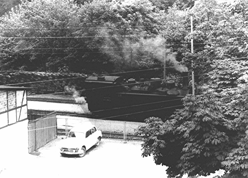 Alexisbad-99..5906.04.jpg - Juli 1977, Bahnhof Alexisbad 99 5906 kommt vom Wassernehmen zurück und setzt vor den Zug. Dies Aufnahme entstand vom Fenster des gegenüberligenden Hotel aus.