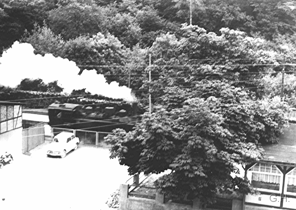 Alexisbad-99.5906.03.jpg - Juli 1977, Bahnhof Alexisbad 99 5906 kommt vom Wassernehmen zurück und setzt vor den Zug. Dies Aufnahme entstand vom Fenster des gegenüberligenden Hotel aus.