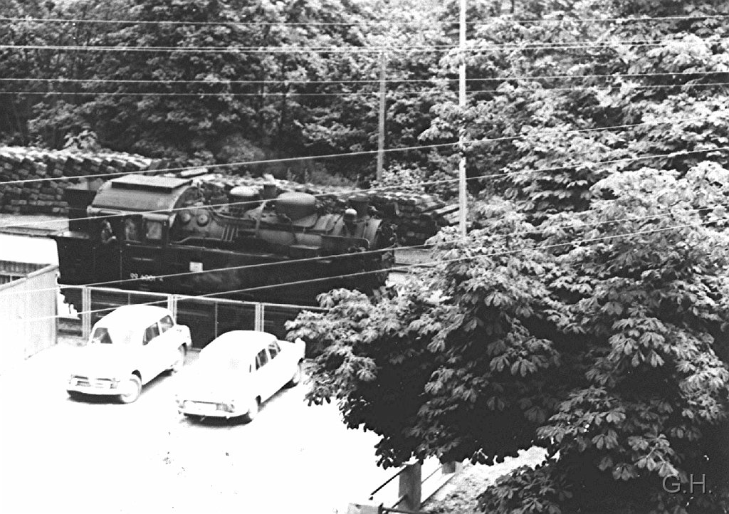 Alexisbad-99.6001.05.jpg - Juli 1977, Bahnhof Alexisbad 99 6001 beim Umsetzen. Dies Aufnahme entstand vom Fenster des gegenüberligenden Hotel aus.