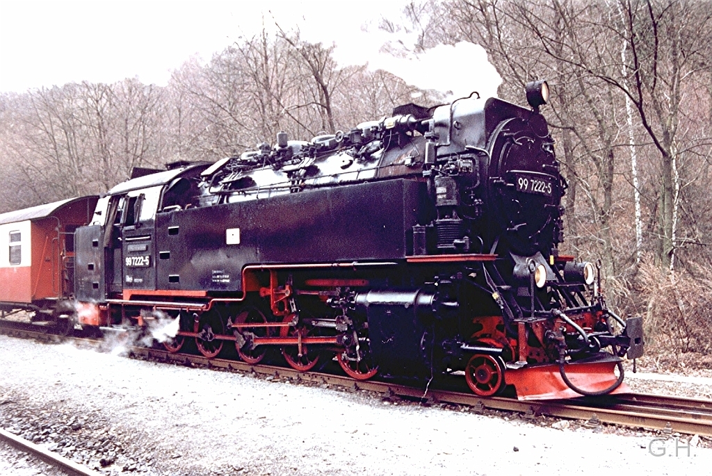 Alexisbad-99.7222.10.jpg - Am 1. Januar 1998 im Bahnhof Alexisbad "Dampftag" und 99 7222 wartet mit Ihren Sonderzug zum Eisenbahnmuseum Bennekenstein auf Abfahrt.