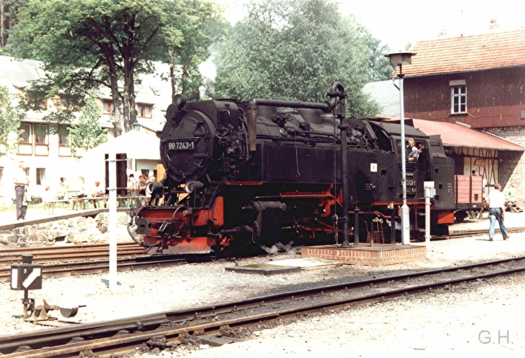 Alexisbad-99.7243.07.jpg - Am 9. August 1997 zu den Feierlichkeiten "110 Jahre Selketalbahn". Auf den Bahnhof Alexisbad 99 7243 beim Rangieren.