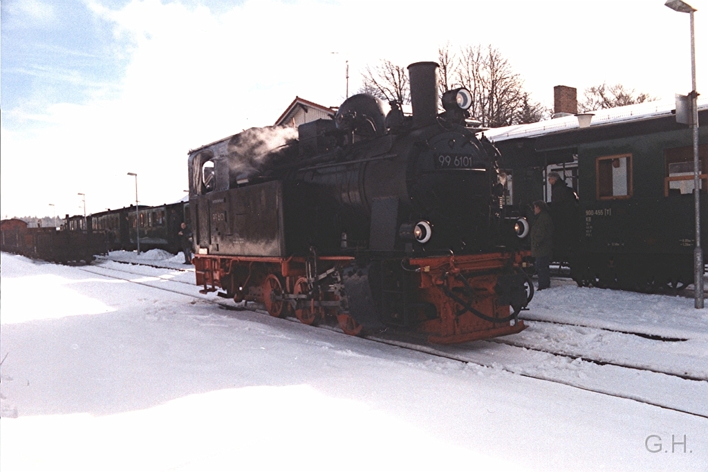 Bennikenstein_99.6101.24.jpg - 99.6101 beim Umsetzen in Bennikenstein am 8. Februar 1997. Der Anlass für die Sonderfahrten war "100 Jahre Malettloks im Harz".