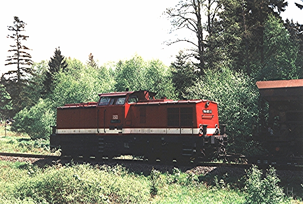 Drei_Anne_Hohne-199.872.17.jpg - Sonderfahrt des MESM am 19. Mai 2001 mit TW3 der NWE. Zugeinfahrt in den Bahnhof Drei Anne Hohne mit 199 872. Eine der wenigen Güterzugleistungen mit Rollwagen und normalspurigen Schüttgutwagen. Gut sind hier zusehen die hochgeklapten Puffer um z.B. Regelspurgüterwagen auf einen Dreischienengleis zu verschieben.