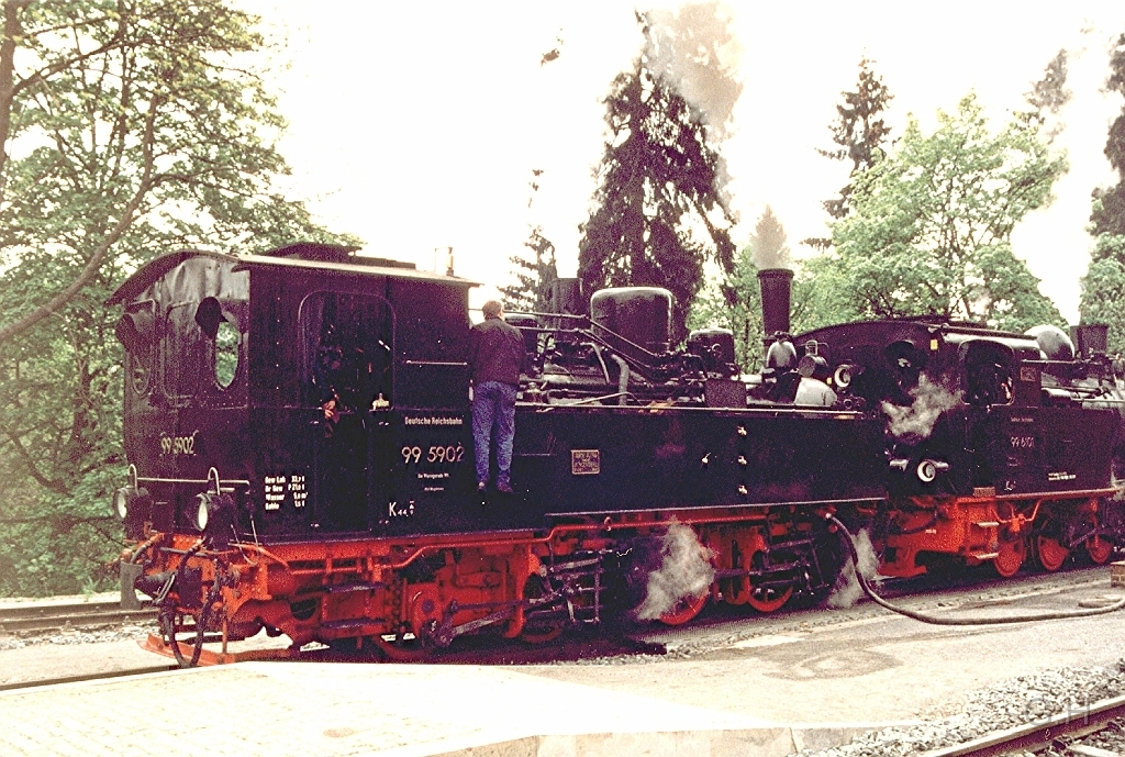 Drei_Anne_Hohne-99.5902.02.jpg - Sonderfahrt des MESM am 19. Mai 2001 mit TW3 der NWE. Im Bahnhof Drei Anne Hohne 99 5902 beim Wassernehmen über Schlauch.