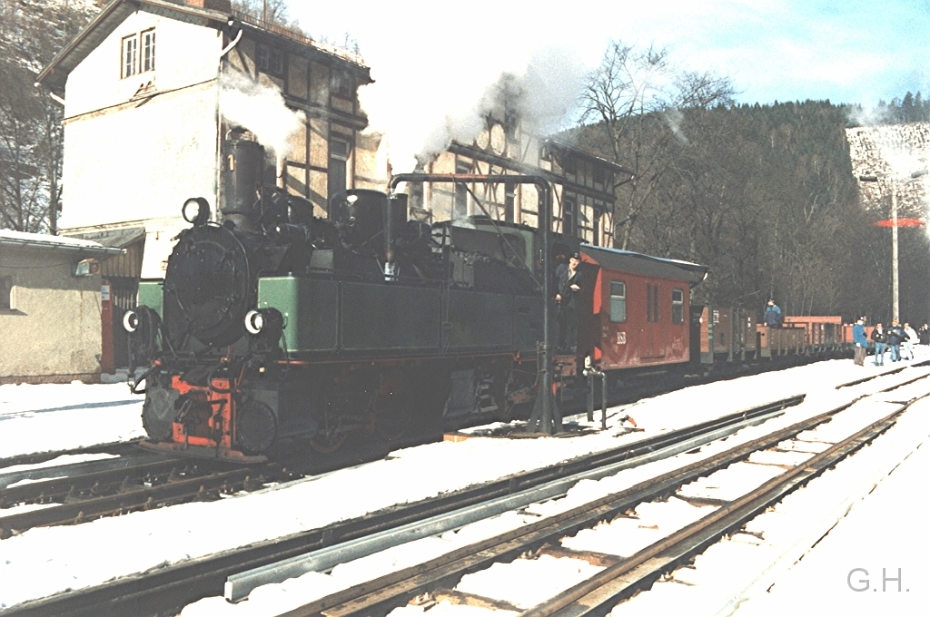 Eisfelder-Thalmuehle_NHW-11.15.jpg - NWE Lok Nr. 11vor einen Güterzug im Bahnhof Eisfelder Talmühle am 8. Februar 1997. Der Anlass für die Sonderfahrten war "100 Jahre Malettloks im Harz".