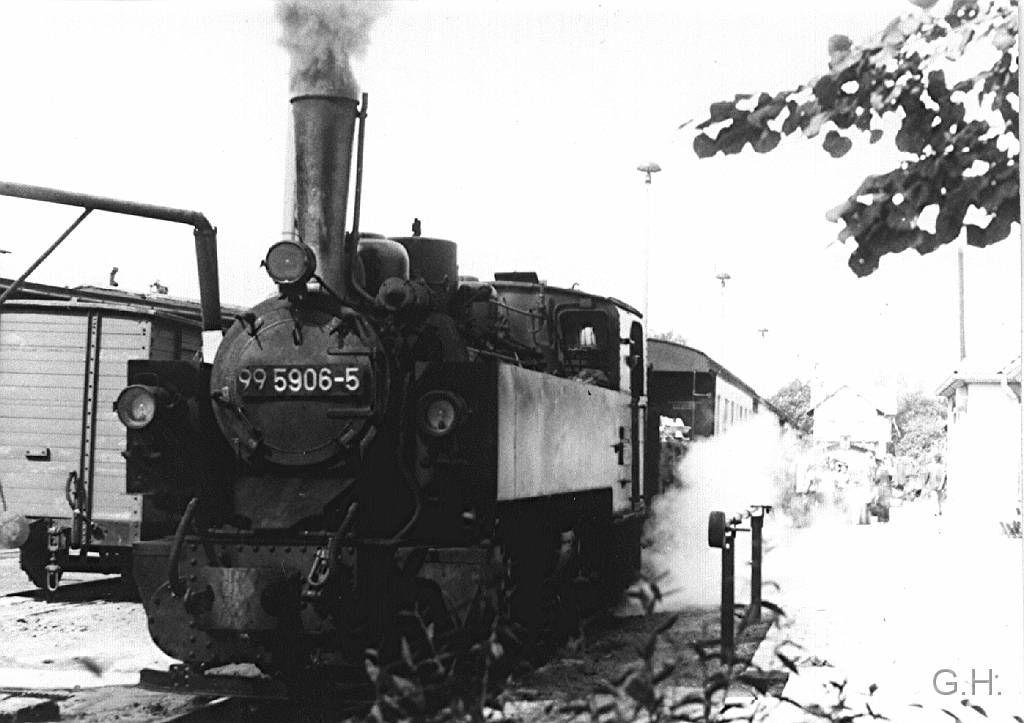 Gernrode.995906.08.jpg - Juli 1977, Bahnhof Gernrode, 99 5906 beim Wassernehmen am Bahnsteig.
