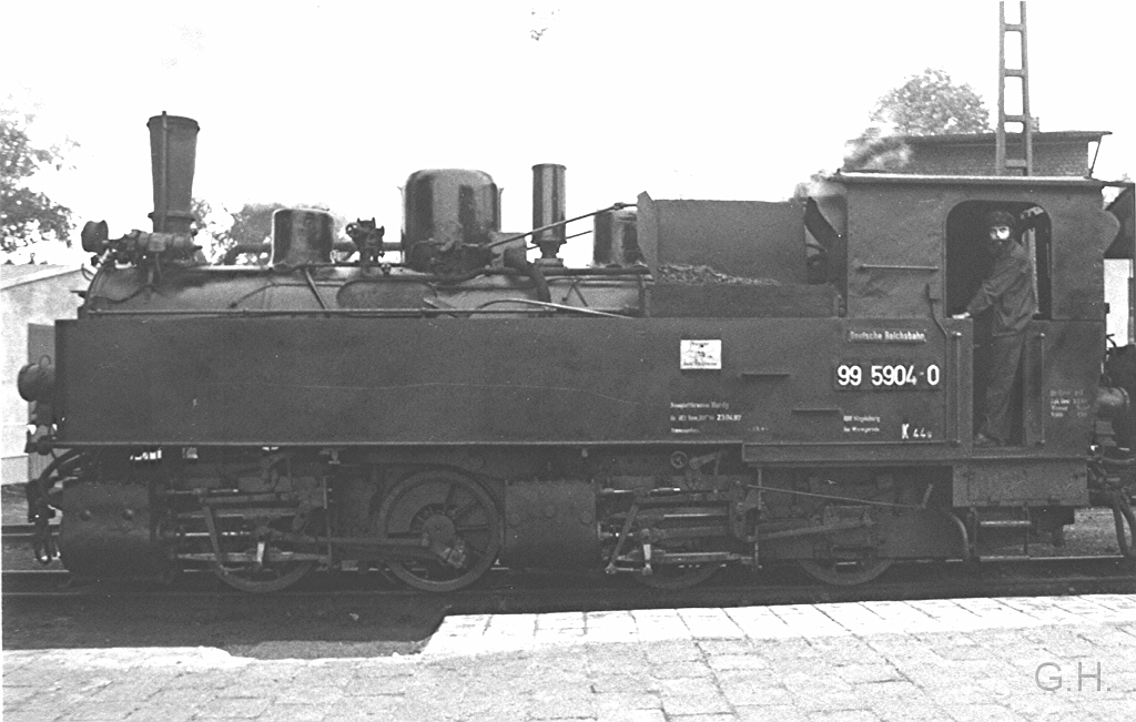 Gernrode_99.5904.01.jpg - Bahnhof Gernrode 1987 zur Feier "100 Jahre Selketalbahn" 99.5904 steht Abfahrbereit am Bahnsteig bereit.