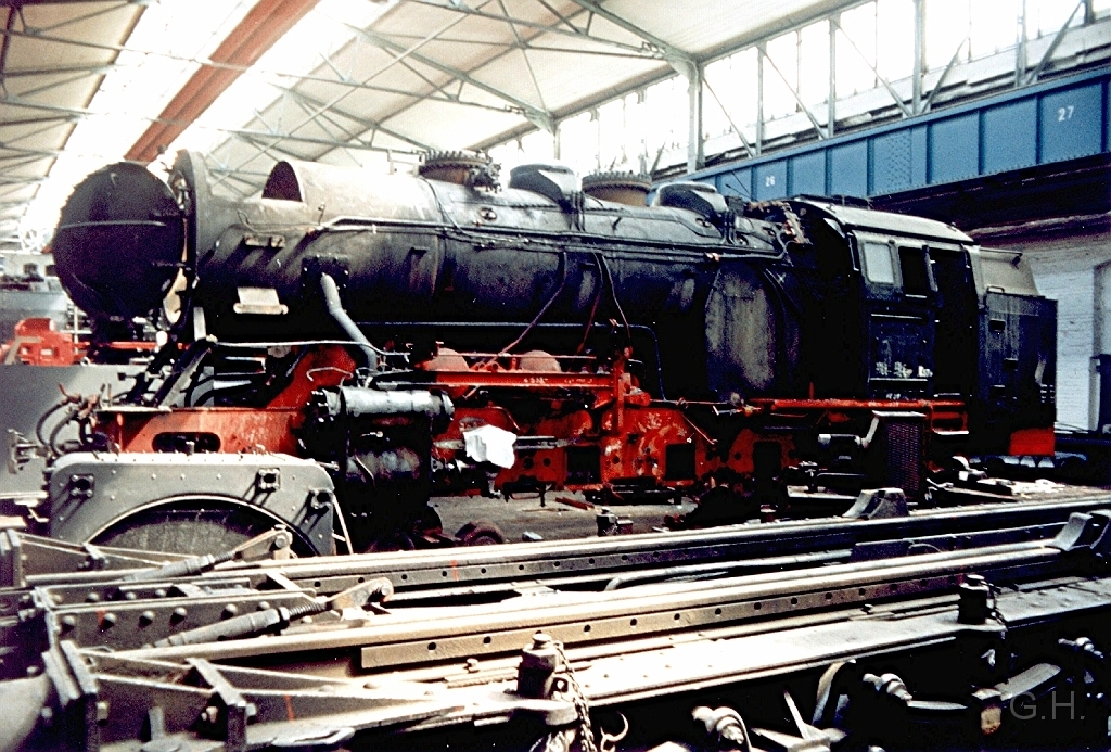 Meiningen-99.72...05.jpg - Am 22. April 1995 im AW Meiningen in der Richthalle. Zu dieser Zeit befinden sich drei Neubauloks der ex.DR zur Reperatur im Ausbesserungswerk. Die Loks gehören zur HSB und befinden sich in unterschiedlichen Fertigungsstand.