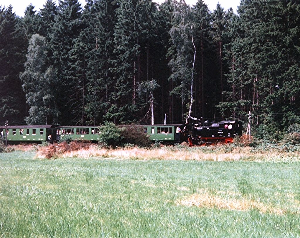Selketal-99.6102.08.jpg - Am 9. August 1997 zu den Feierlichkeiten "110 Jahre Selketalbahn". Sonderzug mi 99 6102 auf der Fahrt von Alexisbad nach Gernrode kurz vor erreichen von den Haltepunk Sternhaus.