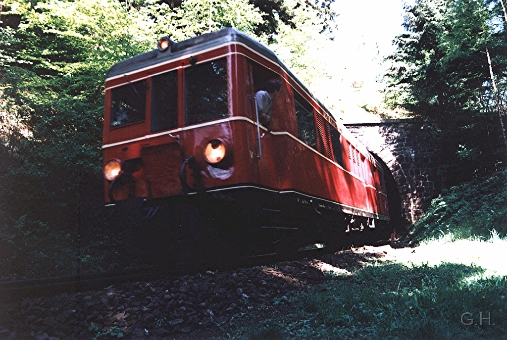 Tunnel_Thumkuhlenkopf-VT3.12.jpg - Sonderfahrt des MESM am 19. Mai 2001 mit TW3 der NWE. Fahrt Richtung Drei Anne Hohne, bei der Ausfahrt aus den Tunnel beim Thumkuhlenkopf.