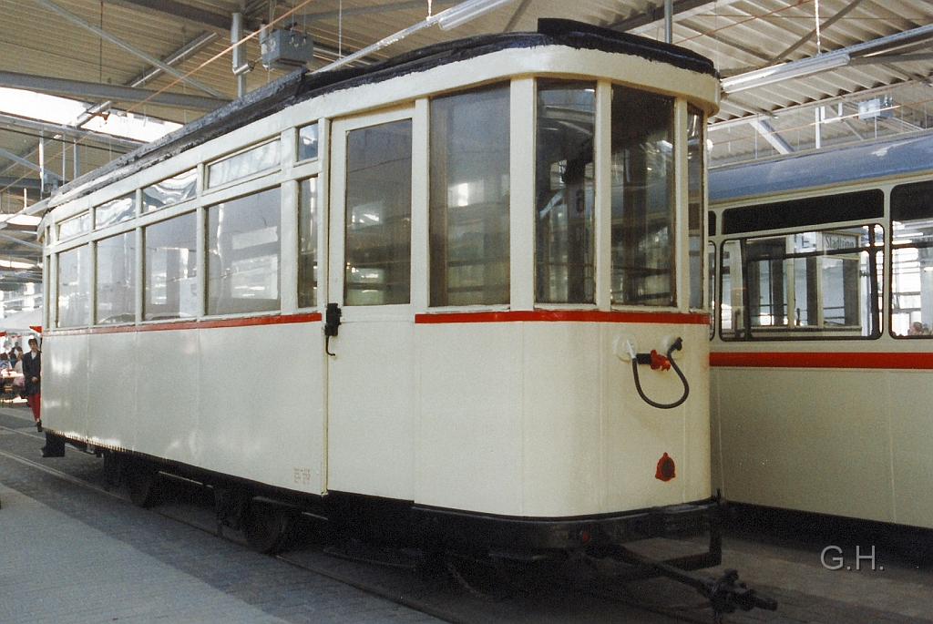 BWxxx_18.10.1997_15(2).jpg - Am 18.101997 zur Eröffnungsveranstaltung des neuen Straßenbahn-Depot in der Merseburger Straße. Hier zu sehen ein altbau Beiwagen (Vorkriegsfahrzeug) noch ohne den Stadtwappen von Halle und der Wagennummer.