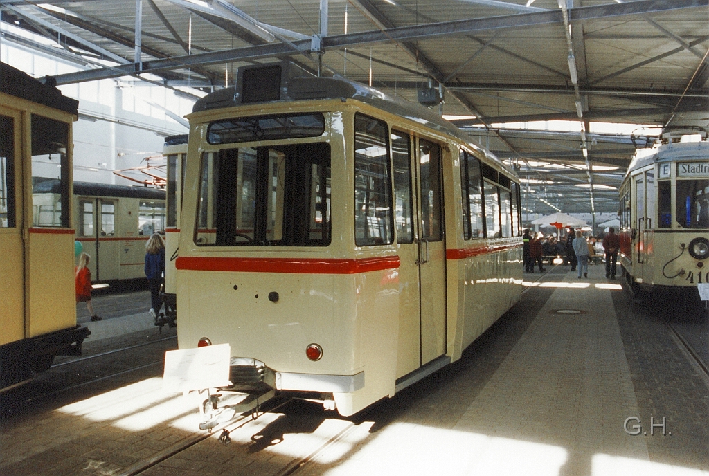 BWxxx_Gohta_18.10.1997_12(2).jpg - Am 18.101997 zur Eröffnungsveranstaltung des neuen Straßenbahn-Depot in der Merseburger Straße. Zu sehen ist ein Beiwagen, einer der ersten Nachkriegsneubaufahrzeuge der DDR aus Gohta.