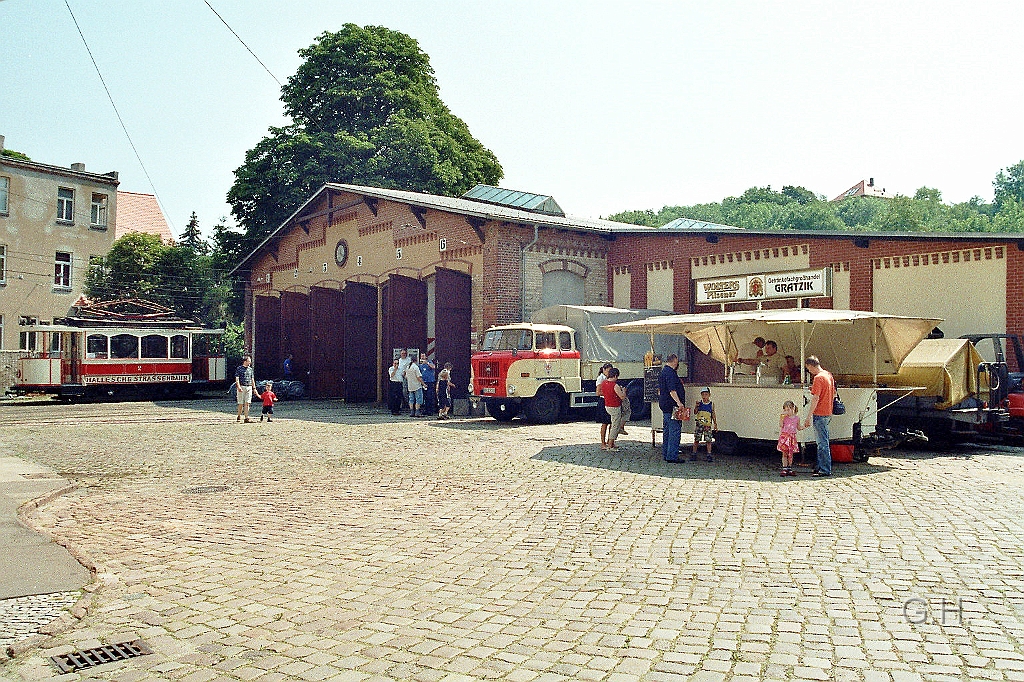 Depot_Seebener-Str.09.06.2007.02(2).jpg - Im Straßenbahnmuseum Seebener Straße am 9. Juni 2007. Die Wagenhalle, wo die meisten historischen Fahrzeuge abgestellt sind und viele vom Verein erforderlichen arbeiten an den Fahrzeugen durchgeführt werden.