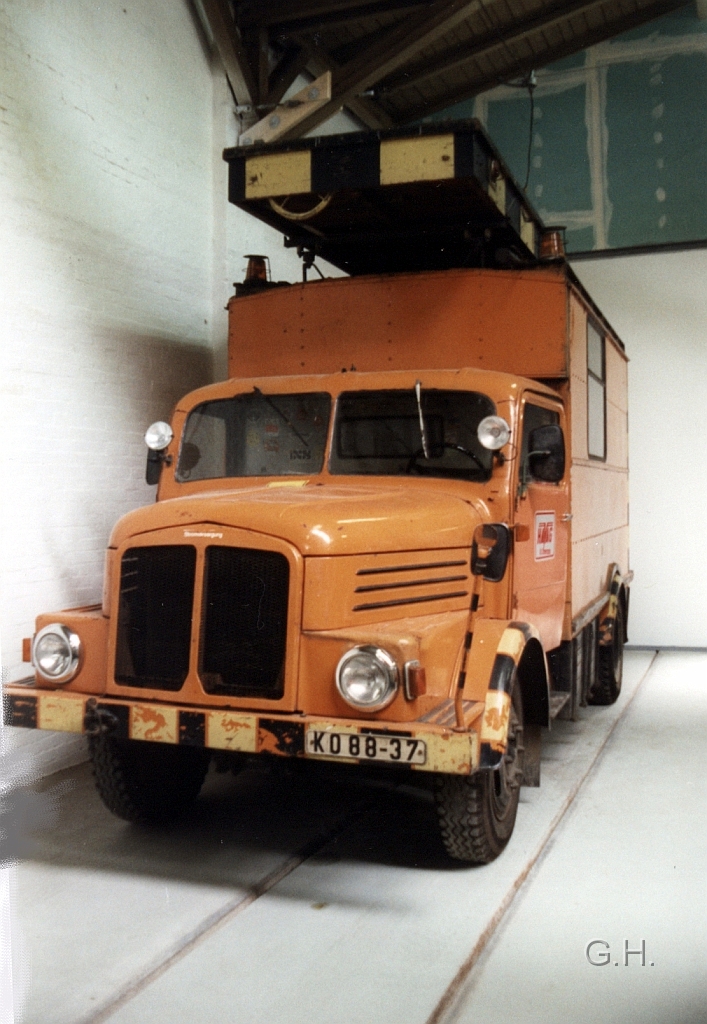 Fahrleitungsmont_22.06.1996_05(2).jpg - Am 22.06.1996 im Straßenbahnmuseums in der Seebener Straße. Im Bild ein im Orginal erhalten gebliebenes Fahrleitungsmontagefahrzeug.