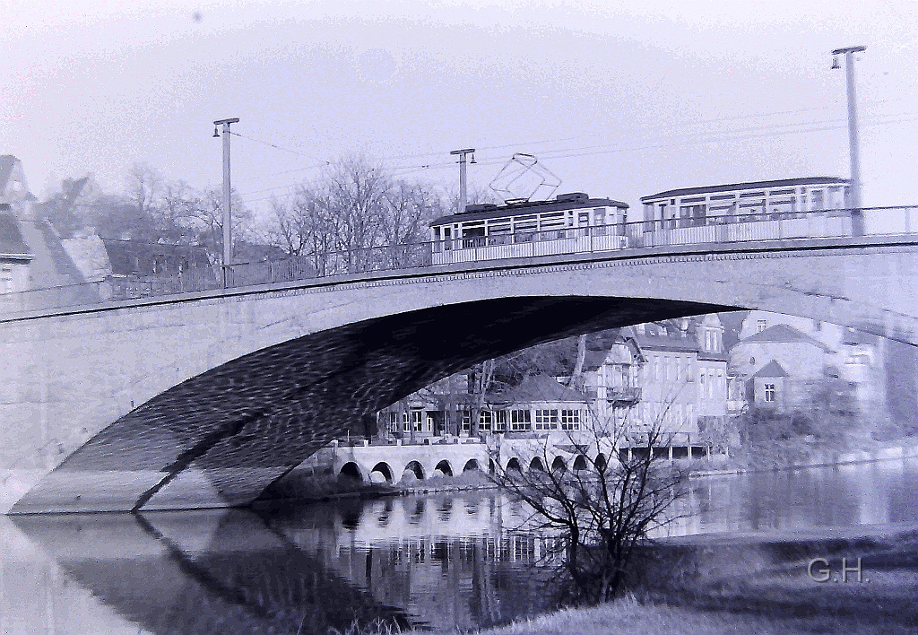 TW+Bw_Halle_Giebichensteinbruecke_ca.1962(2).JPG - Ein Triebwagen mit Beiwagen ist auf der Giebichensteinbrücke unterwegs zur Endstadion Kröllwitz. Wurde um 1962 Aufgenommen von mein Vater als s/w Foto.