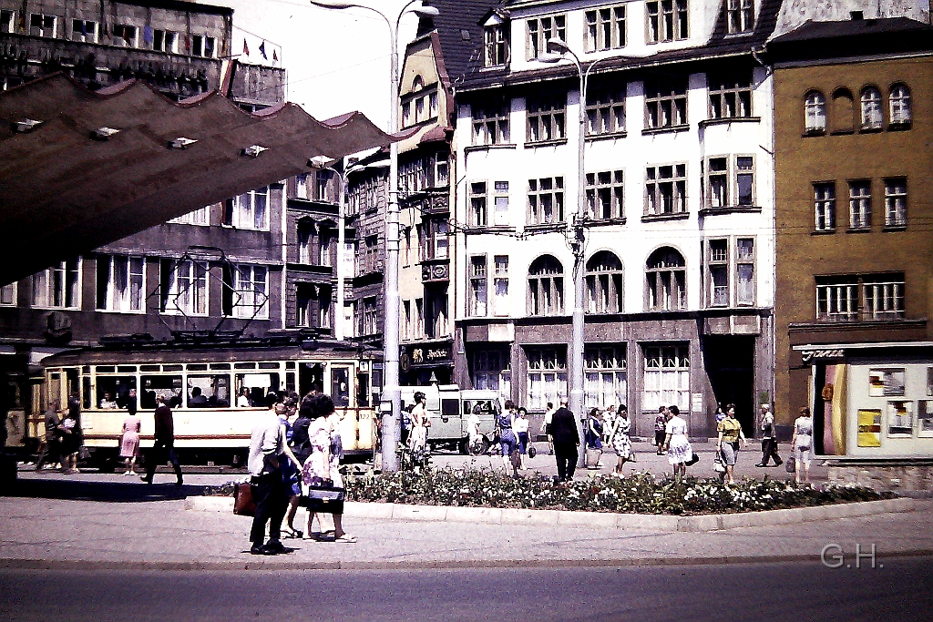 TW122_Markt_Halle_1965(2).JPG - Der Mark um 1965 mit Tw 122 mit warscheinlich ein oder zwei Beiwagen ist unterwegs zur Endstadion Elsa-Brändstöm-Straße. Dies ist ein Dia von mein Vater.