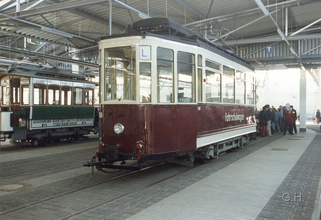 TW158_18.10.1997_13(2).jpg - Am 18.101997 zur Eröffnungsveranstaltung des neuen Straßenbahn-Depot in der Merseburger Straße. Im Bildmitte ist der Tw 158 als Fahrschulfahrzeug.