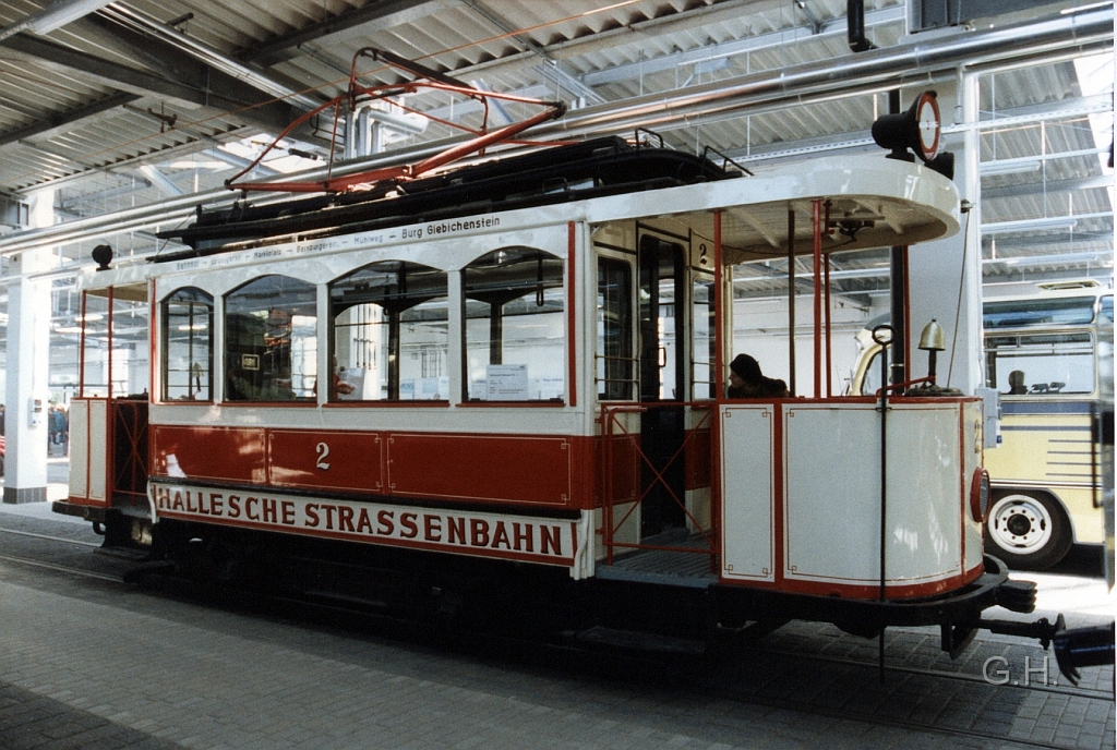 TW2_18.10.1997_09(2).jpg - Am 18.101997 zur Eröffnungsveranstaltung des neuen Straßenbahn-Depot in der Merseburger Straße. Der Tw 2 einer der ältesten Museumsfahrzeuge in Halle.