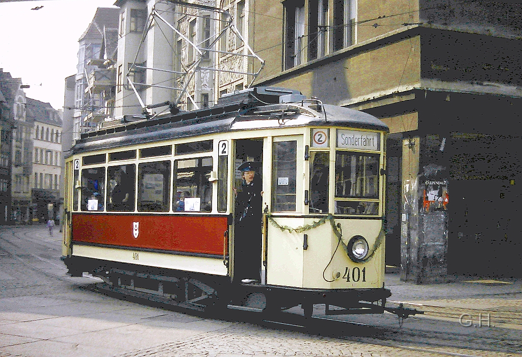 TW401_Markt_1991.01(2).JPG - Sonderfahrt des Triebwagen 401 der gerade den Marktplatz vom Rannischen Platz aus erreicht. Die Aufnahme entstand 1991 zu den Feiern 100. Jahre elektrische Straßenbahn in Halle.