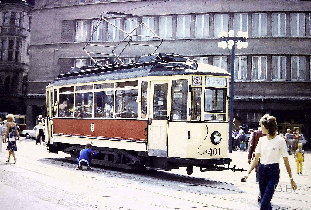 TW401_Markt_Halle_199x(2).JPG - Auf den Marktplatz wartet TW 401 auf sein Einsatz auf der nur einige Jahre bestandenen Verbindung quer über den Markt. Diese war für die Straßenbahnen von und nach der Heide aus der Richtung Südstadt über den Rannischen Platz. Die Aufnahme entstand ca. 1989.