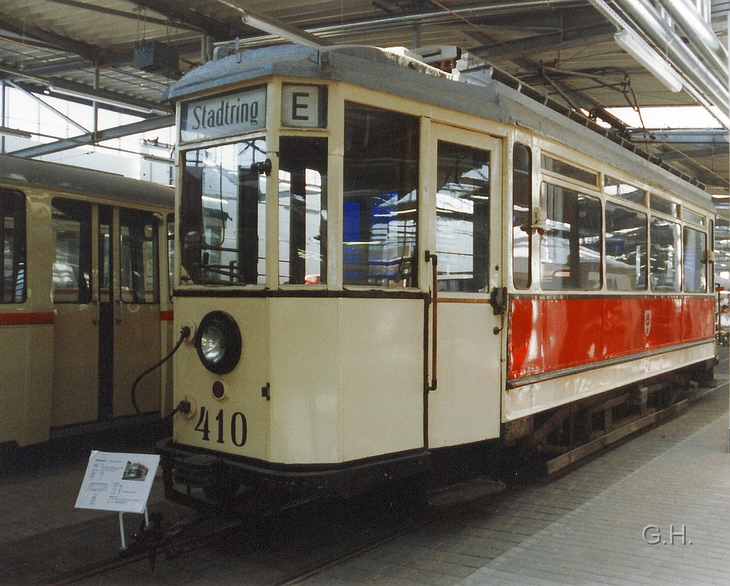 TW410_18.10.1997_16(2).jpg - Am 18.101997 zur Eröffnungsveranstaltung des neuen Straßenbahn-Depot in der Merseburger Straße. Hier ist der Tw 401 im Bild zu sehen.