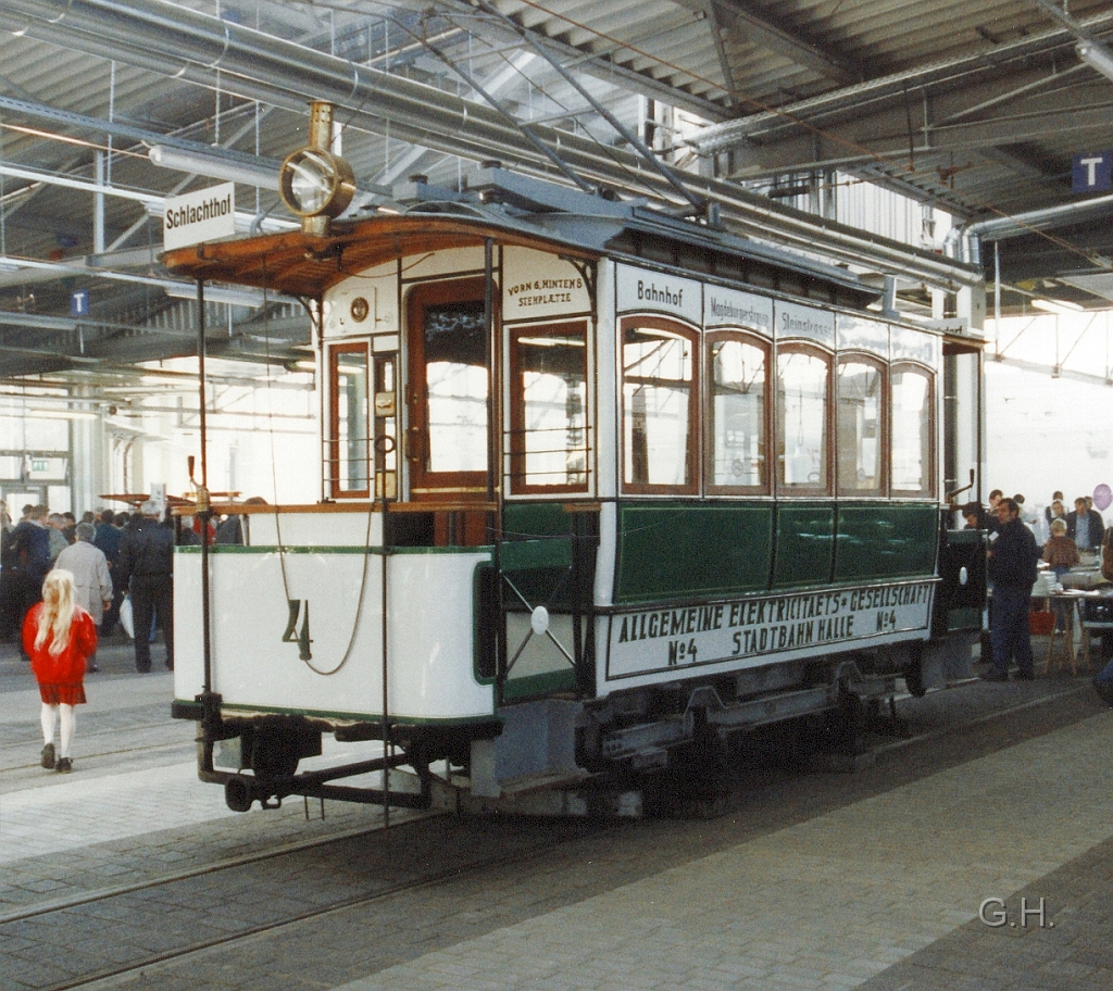 TW4_18.10.1997_11.jpg - Am 18.101997 zur Eröffnungsveranstaltung des neuen Straßenbahn-Depot in der Merseburger Straße. Der Tw 4 gehört zu den Vertretern aus der Anfangszeit der Straßenbahnen.