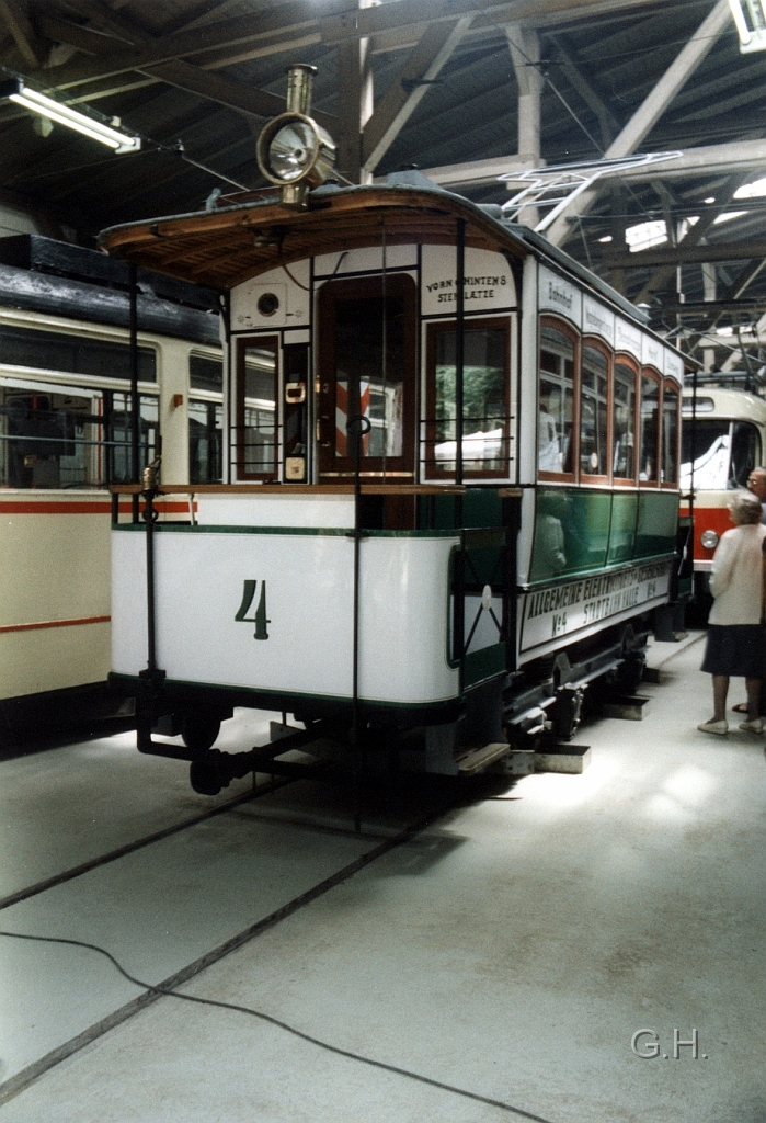 TW4_22.06.1996_10(2).jpg - Am 22.06.1996 im Straßenbahnmuseums in der Seebener Straße. Der TW 4 ist hier zu sehen und gehört zu den ältesten Fahrzeugen die in Halle vorhanden sind.