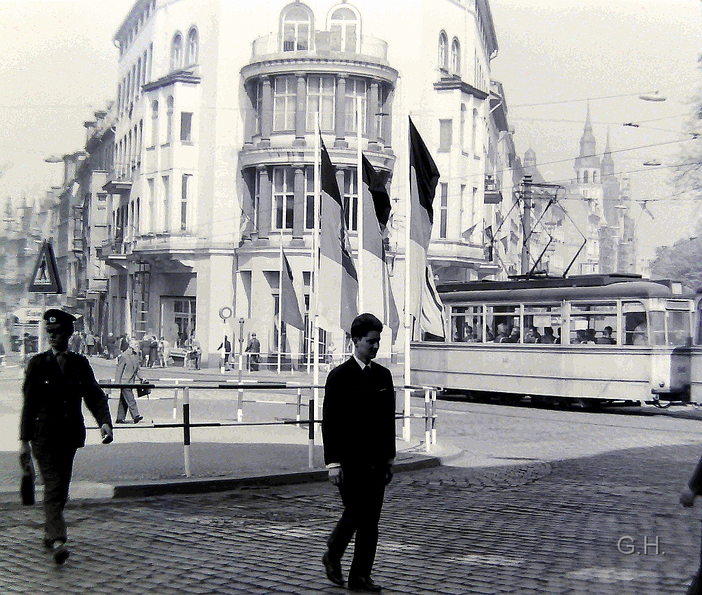 TWxxx+Bw_Leipziger-Turm_Mai.1966(2).JPG - Am Leipziger Turm im Mai 1962 ist der damals recht neue Triebwagen mit seinen Beiwagen in Richtung Markt unterwegs. Einige Jahre später wurde der Straßenbahnverkehr auf der Leipziger Straße eingestellt und als Boulevard umgestaltet. Dies ist ein s/w Foto von mein Vater.