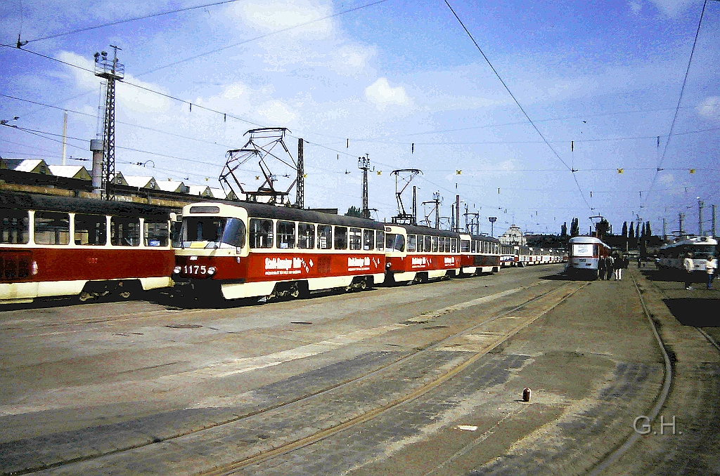 Tw1175+Tw1xxx+Bwxxx_Depot_Freinfelder-Str.1991.02(2).JPG - Der Betriebshof Freienfelder Straße wo die zu diesen Zeitpunkt noch vorherschenden Tatrawagenzüge auf den nächsten Einsatz warten. Am rechten Bildrand ist  in weiß ein Komplettzug, bestehend aus zwei Triebwagen und einen Beiwagen zu sehen der von der AEG als Muster Modernisiert wurde. Der Silbergraue Triebwagenzug ist ein modernisierter Triebwagenzug wie sie von der HAWAG bei einen anderen Auftragnehmer in Auftrag gegeben wurden. Die Aufnahme entstand 1991 zu den Feiern 100. Jahre elektrische Straßenbahn in Halle.