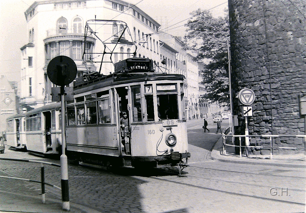 Tw160+2xBw_Leipiger-Str.am-Leipziger-Turm_Mai.1966(2).JPG - Am Leipziger Turm im Mai 1962 ist der Vorkriestriebwagen mit seinen Beiwagen in Richtung Riebeckplatz unterwegs. Einige Jahre später wurde der Straßenbahnverkehr auf der Leipziger Straße eingestellt und als Boulevard umgestaltet. Dies ist ein s/w Foto von mein Vater.