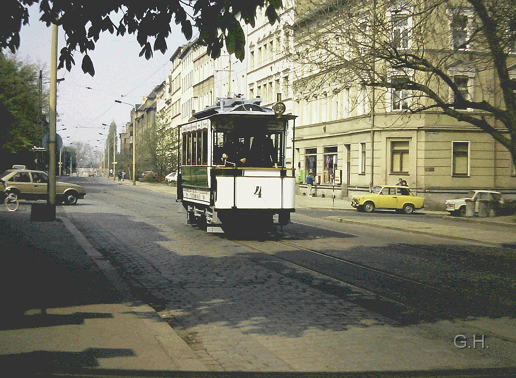 Tw4_Torstr.1991.01(2).JPG - Der historische Triebwagen 4. ist unterwegs in der Torstraße in Richtung Marktplatz. Die Aufnahme entstand 1991 zu den Feiern 100. Jahre elektrische Straßenbahn in Halle.