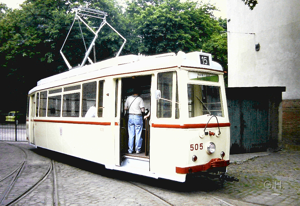 Tw505-Depot_Seeebener-Str.1991.01(2).JPG - Im Museum Straßenbahndepot Seebener Straße. Die Aufnahme entstand 1991 zu den Feiern 100. Jahre elektrische Straßenbahn in Halle.