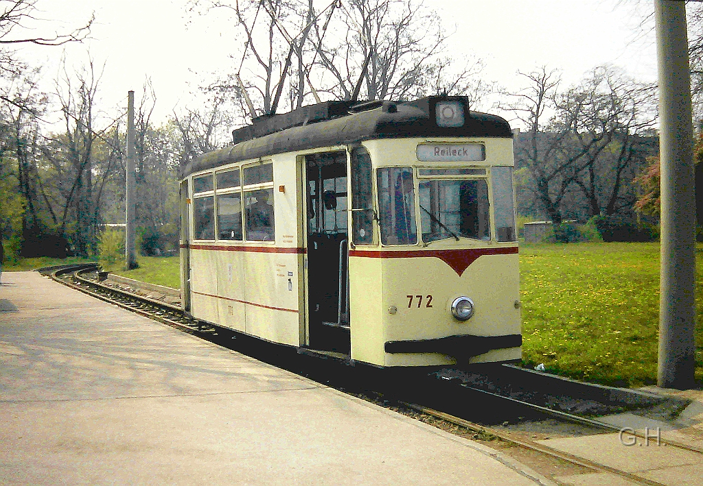 Tw772_Schleife_Boellberger-Weg_1991.01(2).JPG - Der Triebwagen 772 ein Nachkriegsneubauwagen in der Kehrschleife Böllberger Weg. Die Aufnahme entstand 1991 zu den Feiern 100. Jahre elektrische Straßenbahn in Halle.